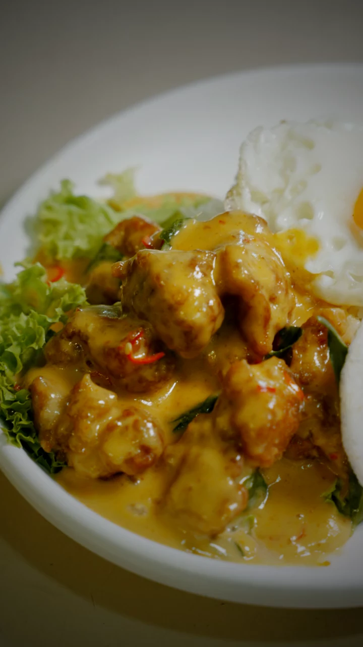 The golden salted egg sauce, mid-pour